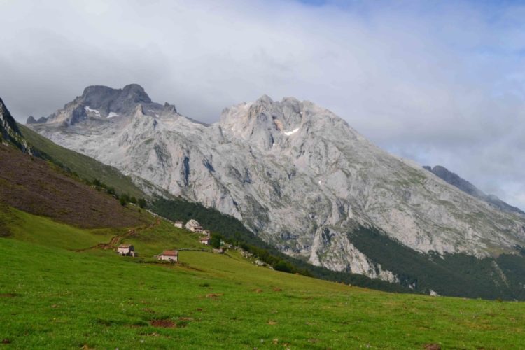Prados e refúgios próximos de Bulnes