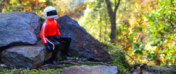 Os bonecos misteriosos do caminho onde o morto matou o vivo